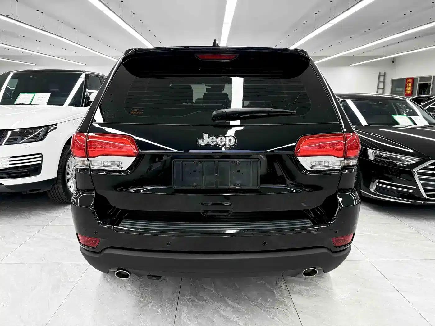 2017 Jeep Grand Cherokee Imported Model 3.6L Luxury Navigation Edition — миниатюра 5