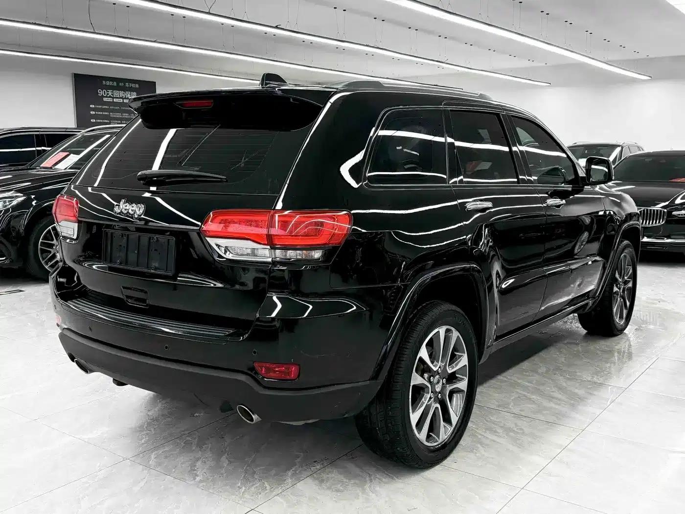 2017 Jeep Grand Cherokee Imported Model 3.6L Luxury Navigation Edition — миниатюра 6