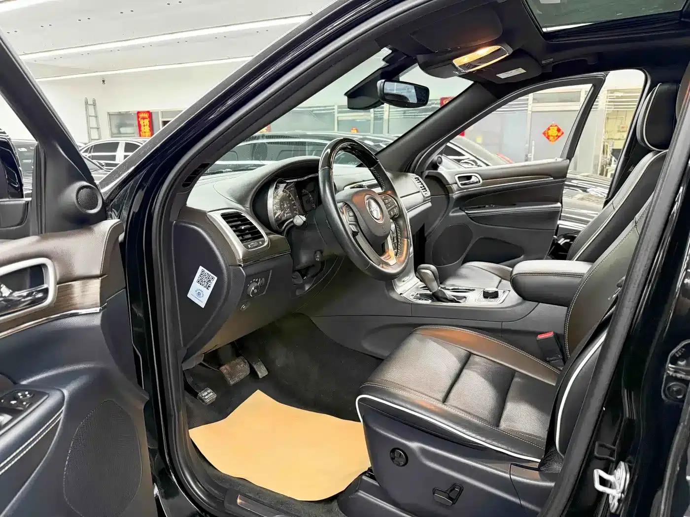 2017 Jeep Grand Cherokee Imported Model 3.6L Luxury Navigation Edition — миниатюра 7