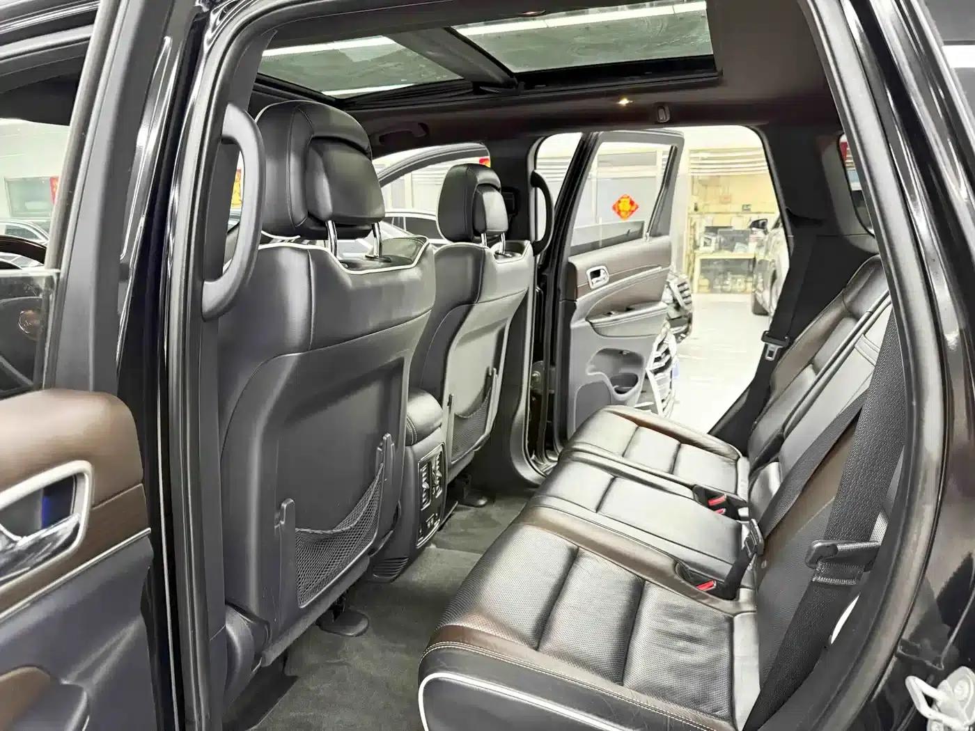 2017 Jeep Grand Cherokee Imported Model 3.6L Luxury Navigation Edition — миниатюра 8