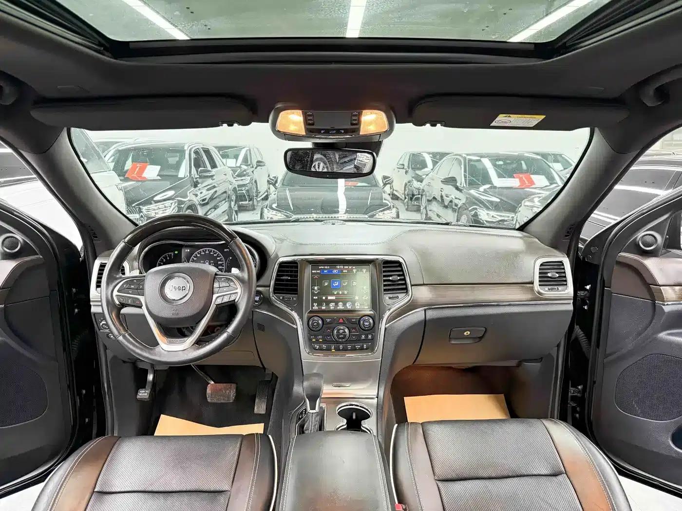 2017 Jeep Grand Cherokee Imported Model 3.6L Luxury Navigation Edition — миниатюра 9