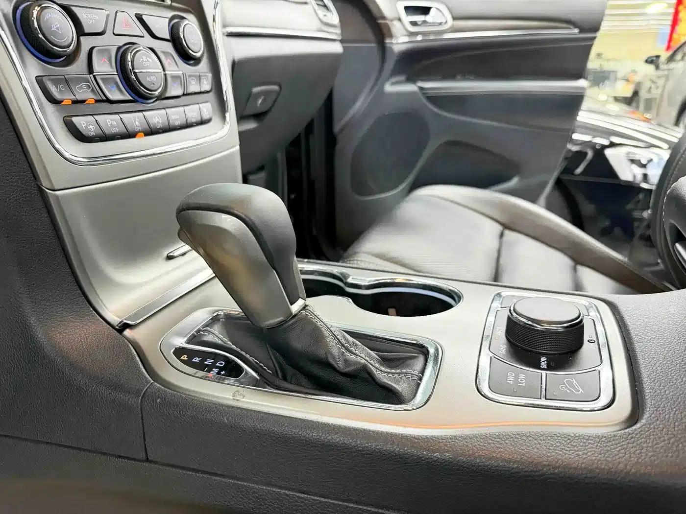 2017 Jeep Grand Cherokee Imported Model 3.6L Luxury Navigation Edition — миниатюра 10