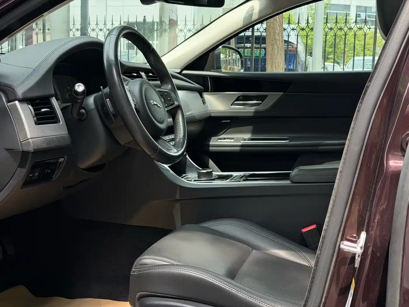 2020 Jaguar XFL 2.0T P200 2WD Elite Edition — миниатюра 6