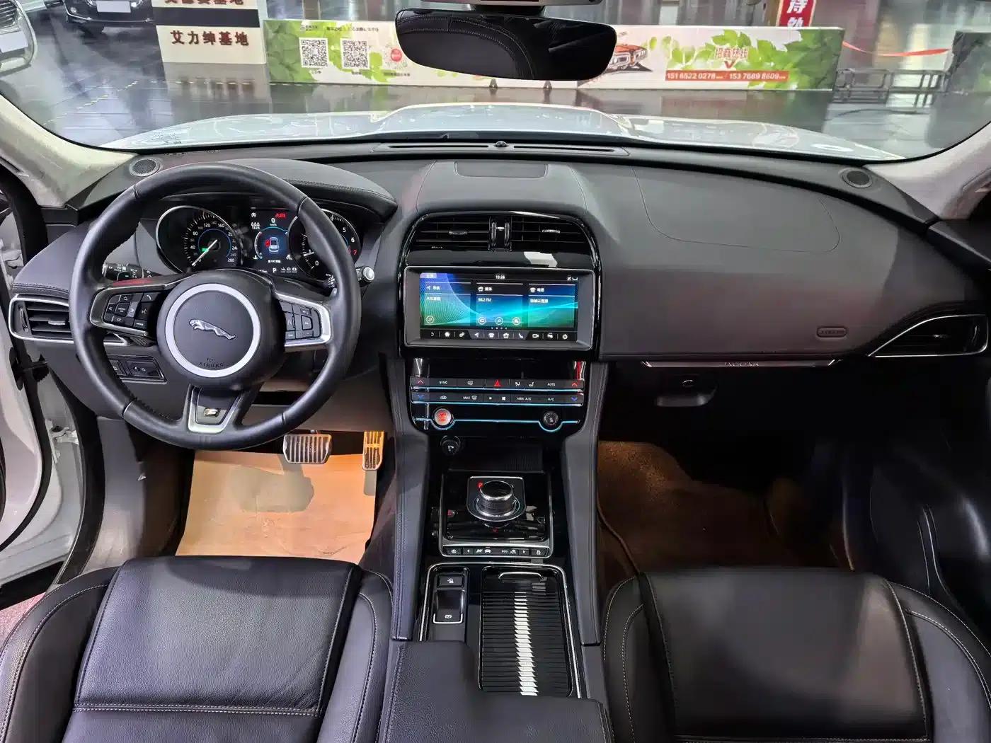 Jaguar F-PACE 2019 2.0T AWD Urban Luxury Edition — миниатюра 9