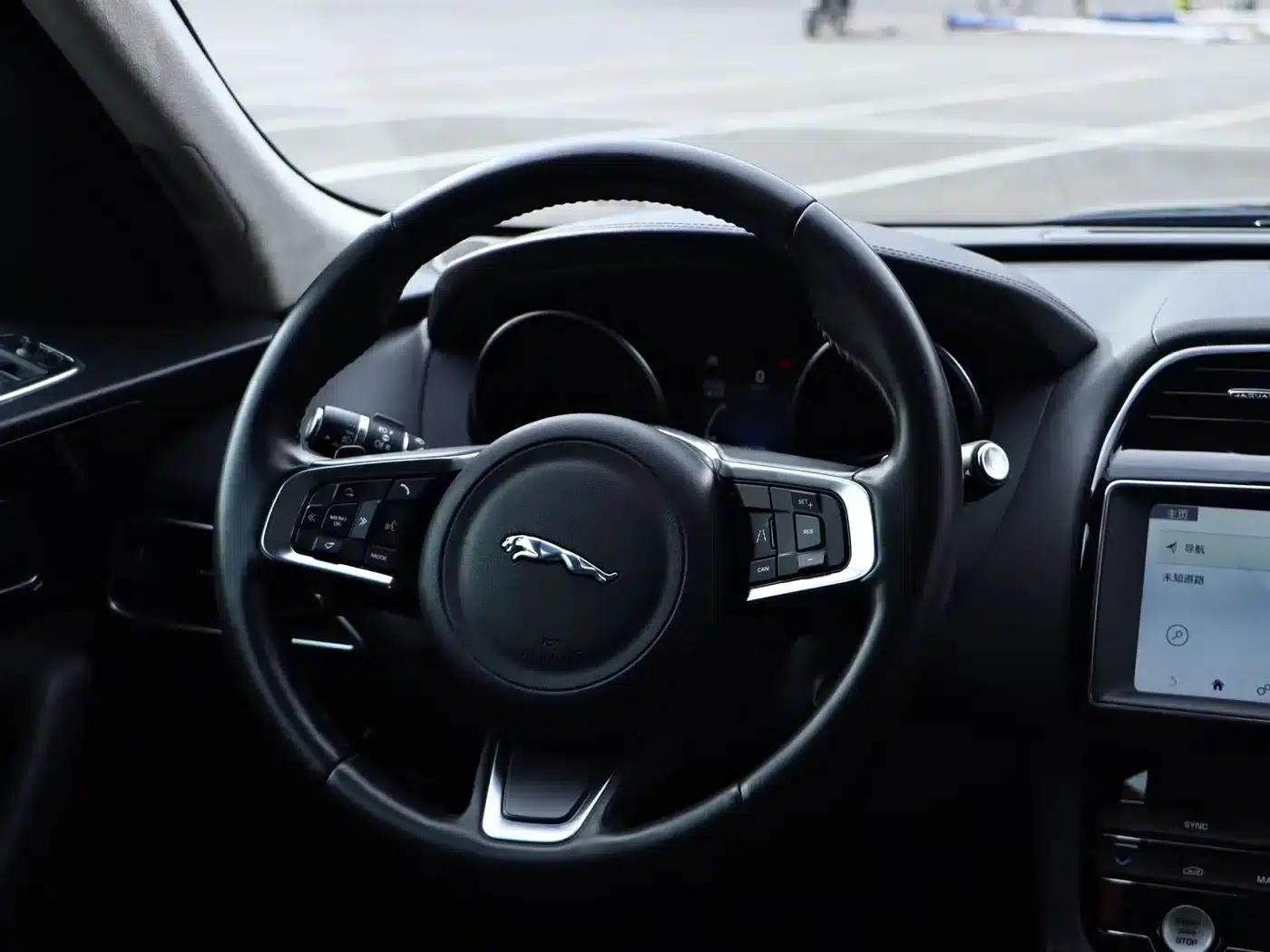 Jaguar F-PACE 2019 2.0T AWD Urban Luxury Edition — миниатюра 11