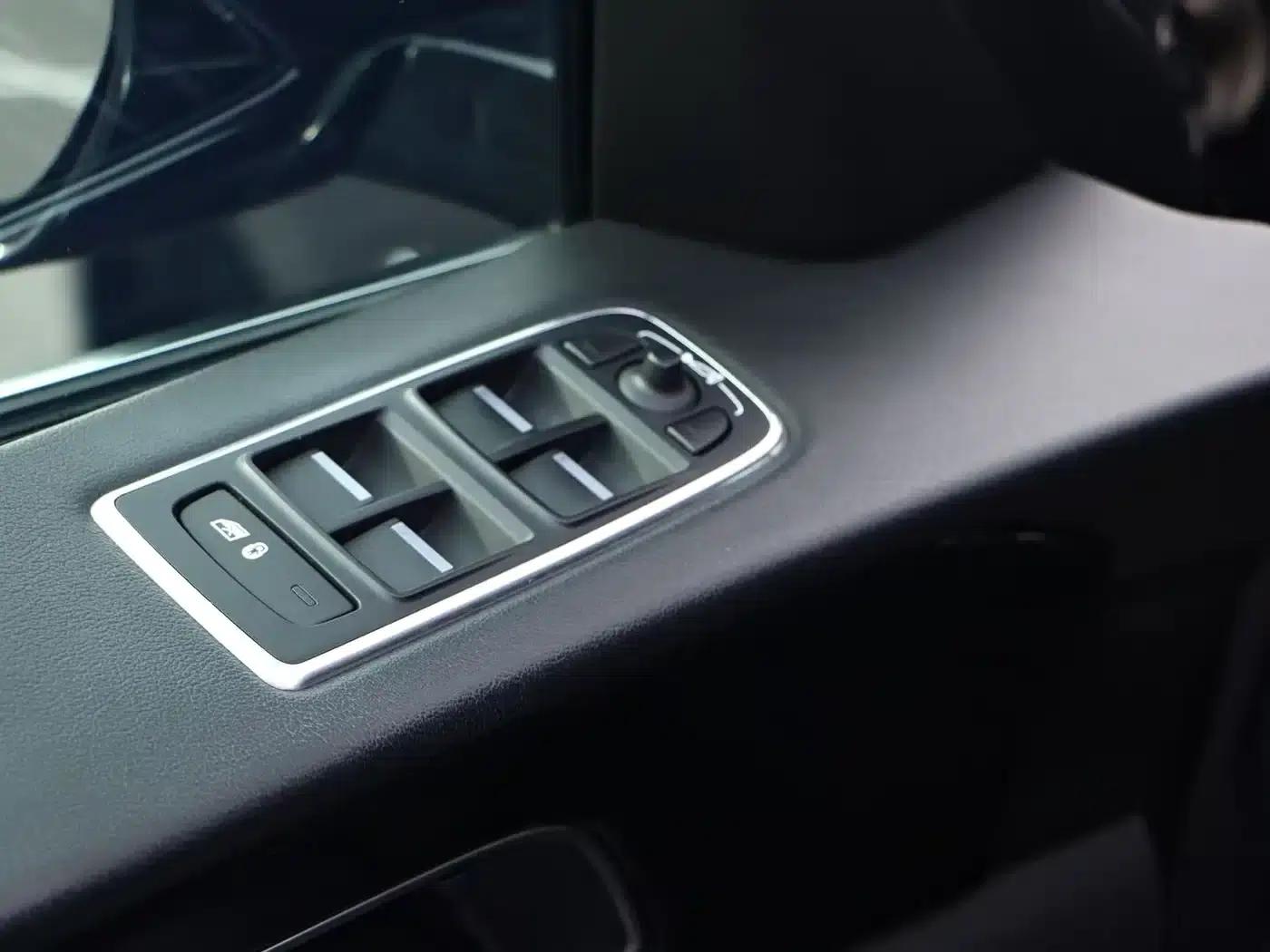 Jaguar F-PACE 2019 2.0T AWD Urban Luxury Edition — миниатюра 14