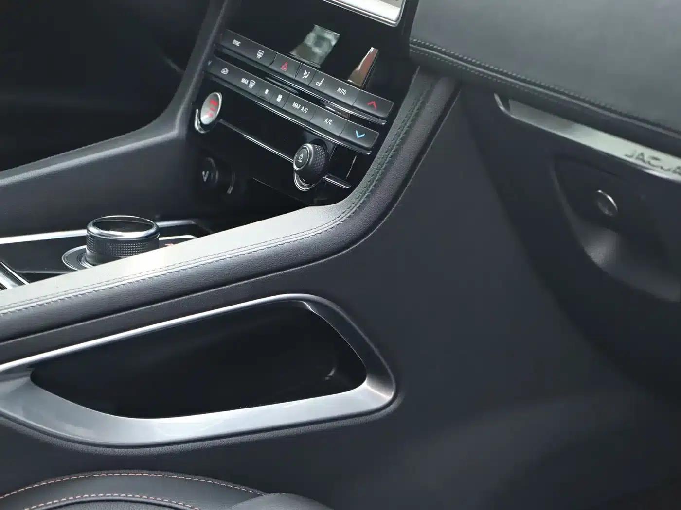 Jaguar F-PACE 2019 2.0T AWD Urban Luxury Edition — миниатюра 16