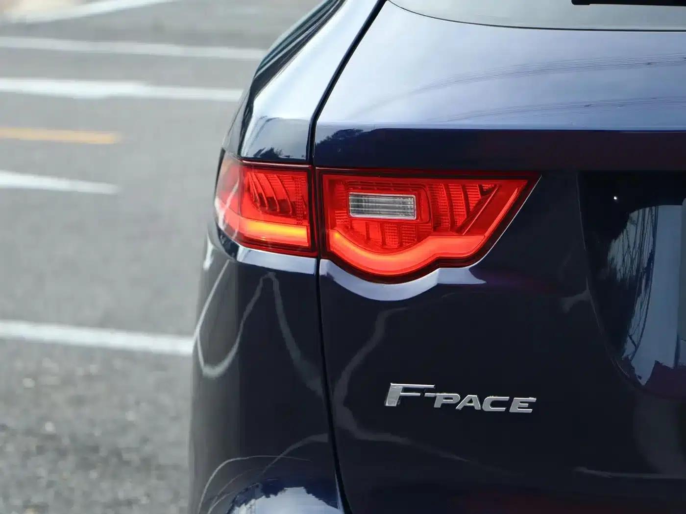 Jaguar F-PACE 2019 2.0T AWD Urban Luxury Edition — миниатюра 17