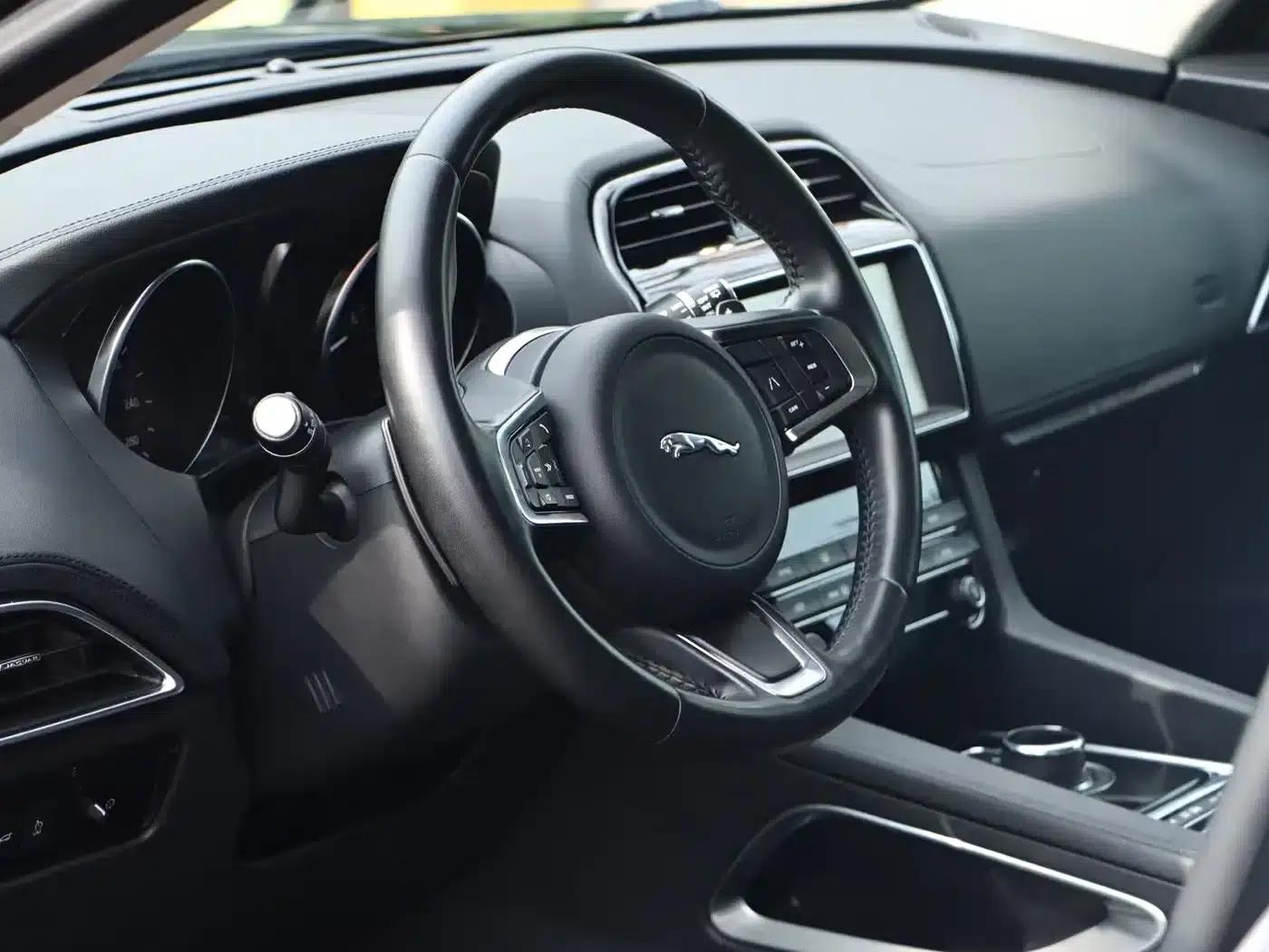 Jaguar F-PACE 2019 2.0T AWD Urban Luxury Edition — миниатюра 5