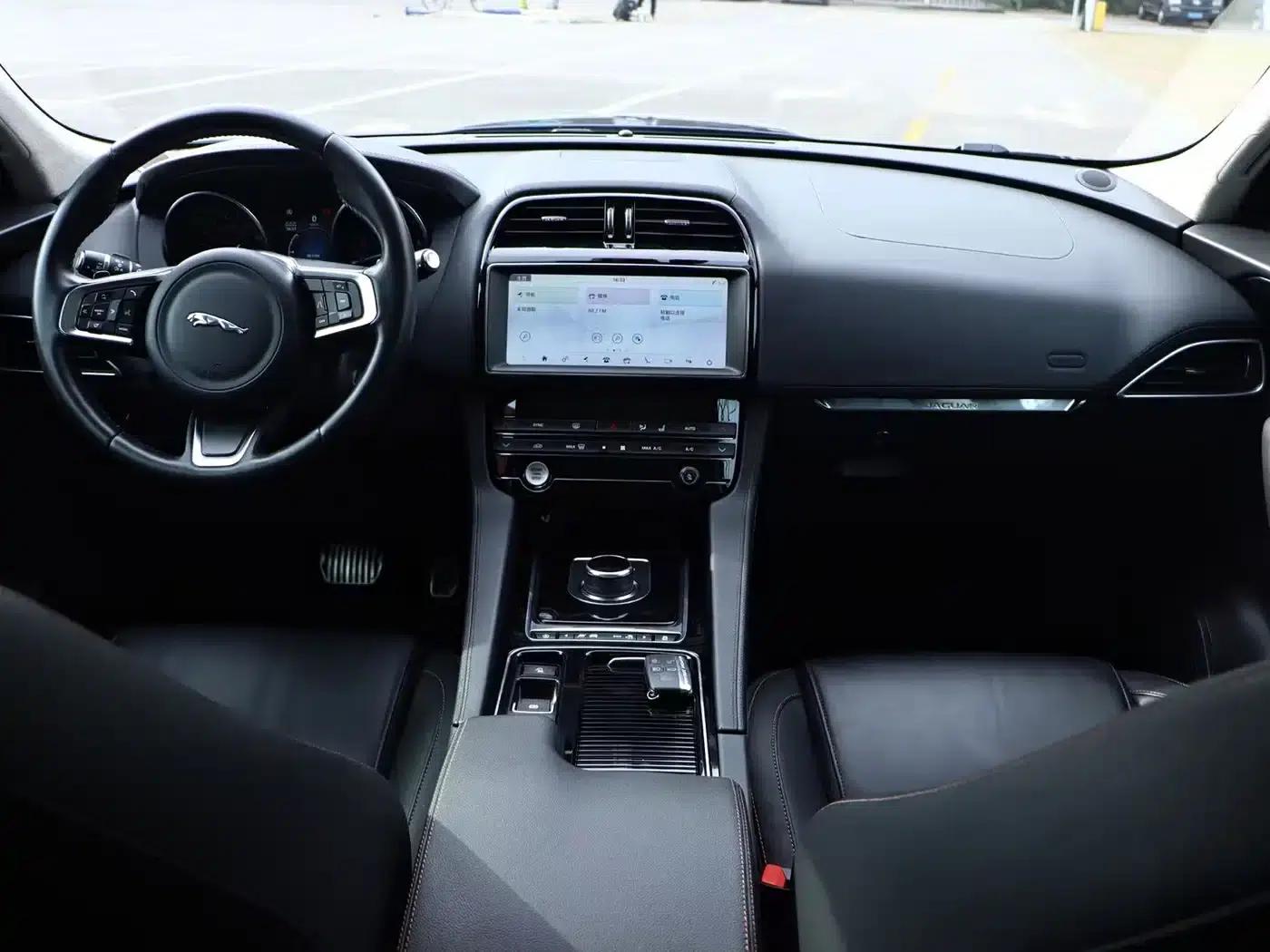 Jaguar F-PACE 2019 2.0T AWD Urban Luxury Edition — миниатюра 10