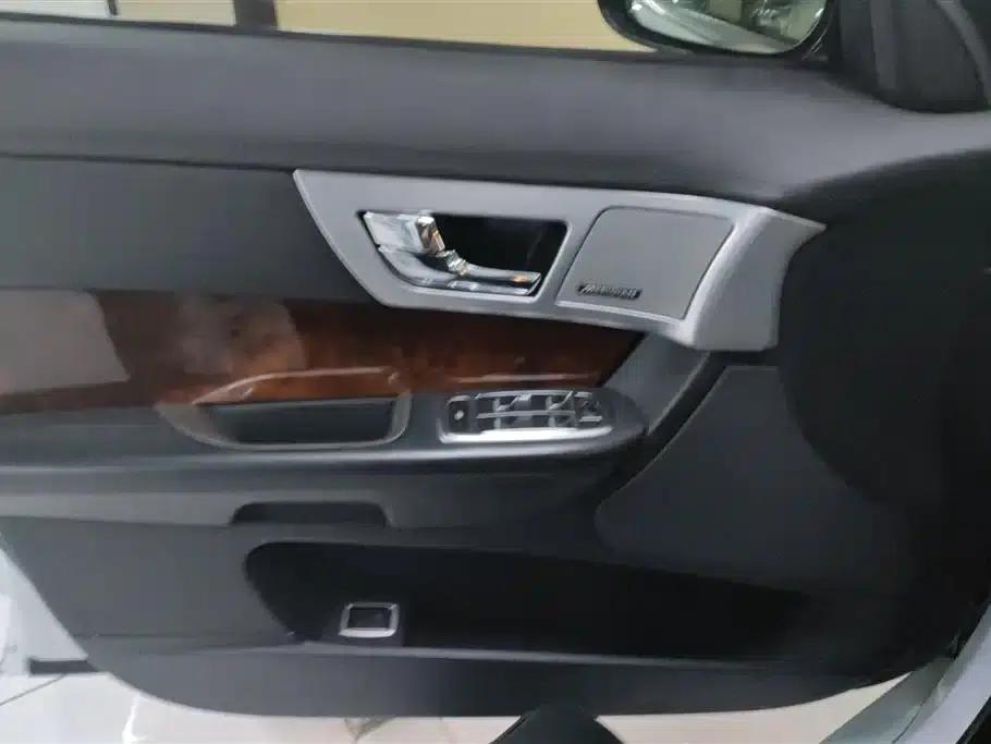 2015 Jaguar XF 2.0T Luxury Edition — миниатюра 7