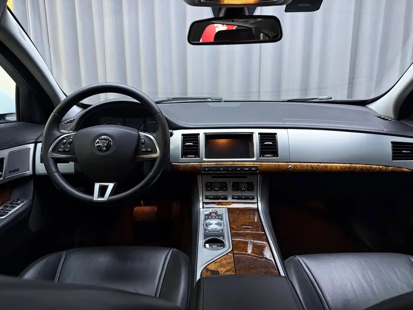 2015 Jaguar XF 2.0T Sportbrake Luxury Edition — миниатюра 9