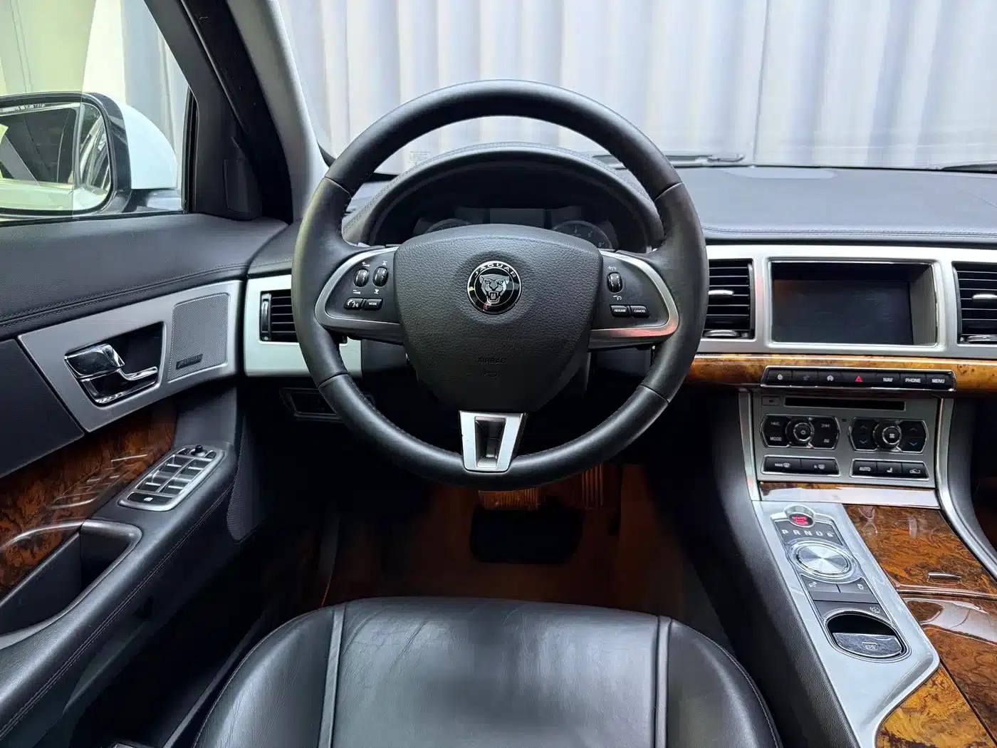 2015 Jaguar XF 2.0T Sportbrake Luxury Edition — миниатюра 10
