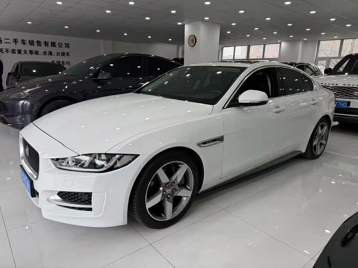 2017 Jaguar XE 2.0T 240PS R-Sport — миниатюра 1