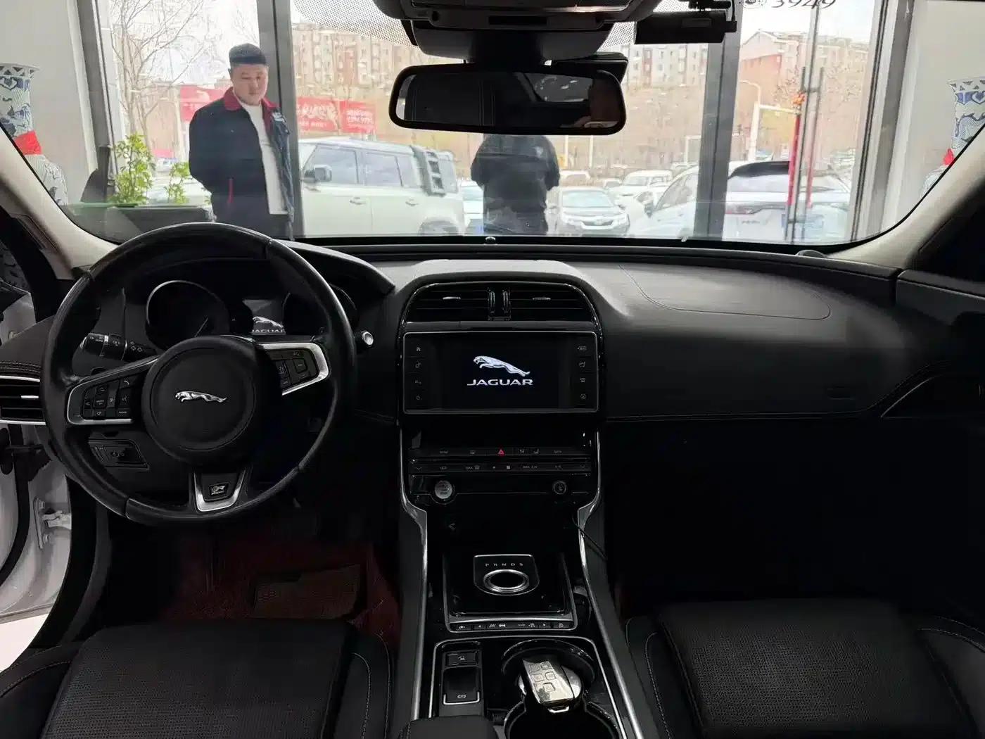 2017 Jaguar XE 2.0T 240PS R-Sport — миниатюра 5
