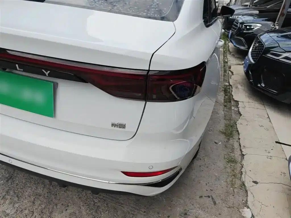 Geely Emgrand 2022 4th Generation 1.5L CVT Premium — миниатюра 8