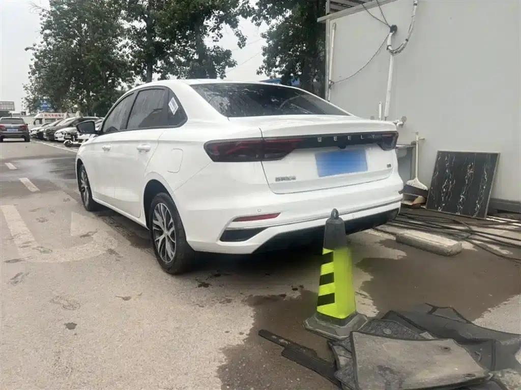 Geely Emgrand 2025 4th Generation 1.5L CVT Dragon Edition — миниатюра 11