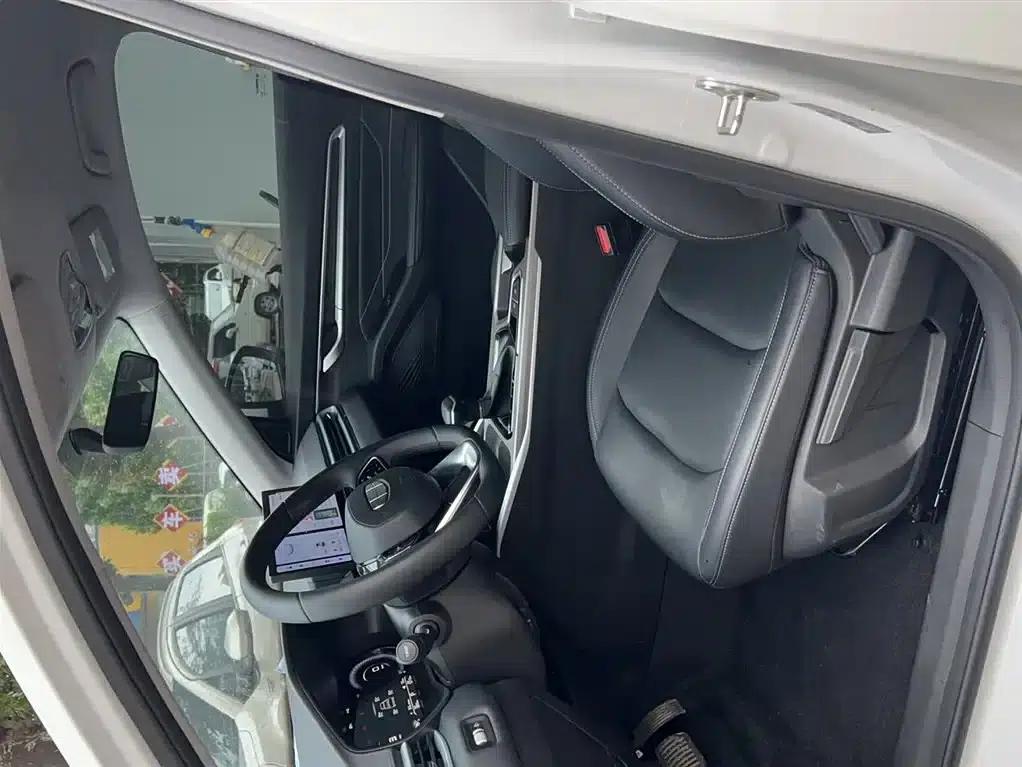 Geely Emgrand 2025 4th Generation 1.5L CVT Dragon Edition — миниатюра 20
