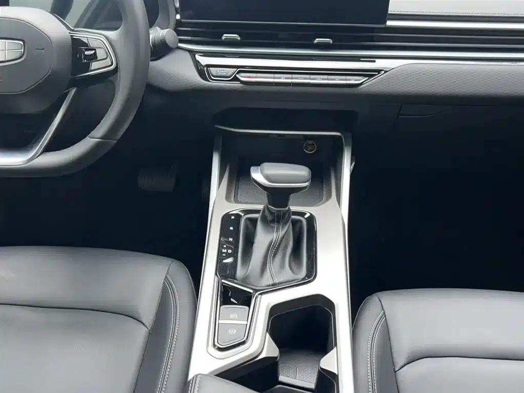 Geely Emgrand 2025 4th Generation 1.5L CVT Dragon Edition — миниатюра 10