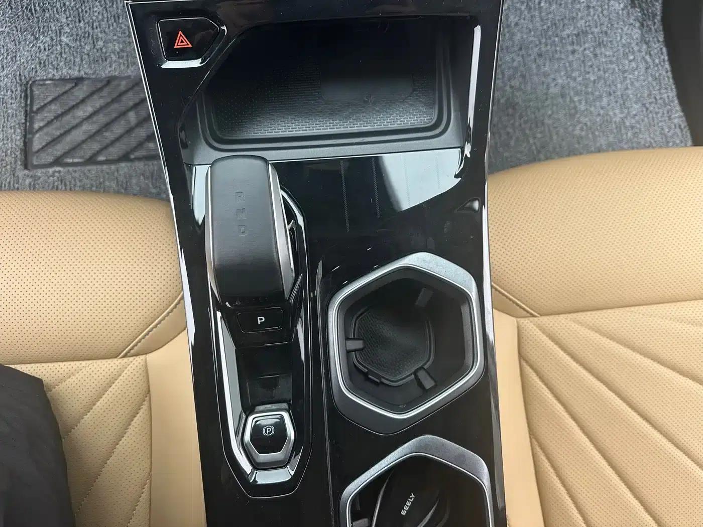 Geely Boyue L 2023 1.5TD DCT Premium Edition — миниатюра 13