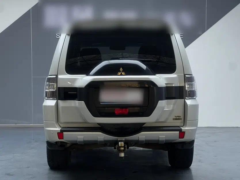 Mitsubishi Pajero  — миниатюра 5
