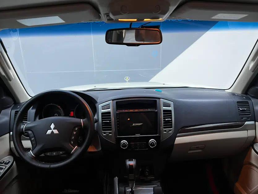 Mitsubishi Pajero  — миниатюра 7
