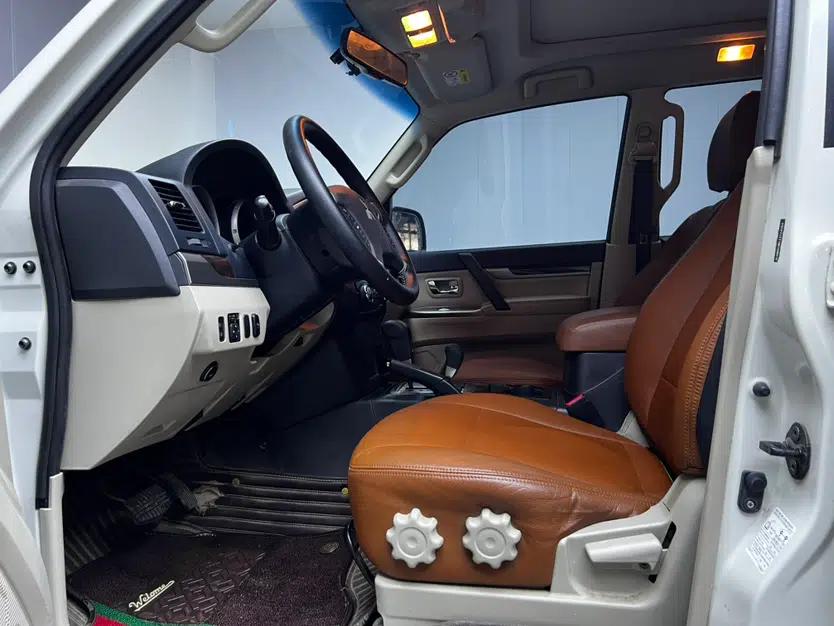 Mitsubishi Pajero  — миниатюра 8