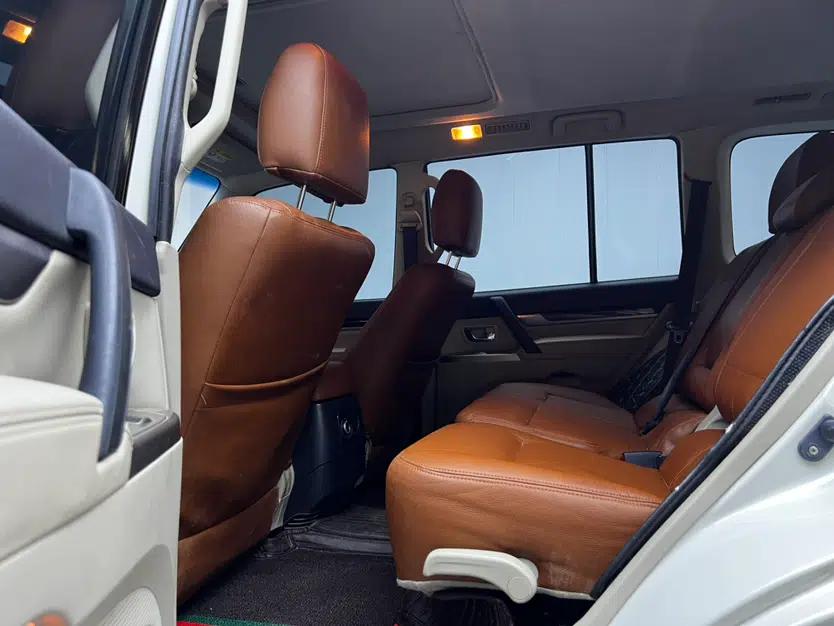Mitsubishi Pajero  — миниатюра 9