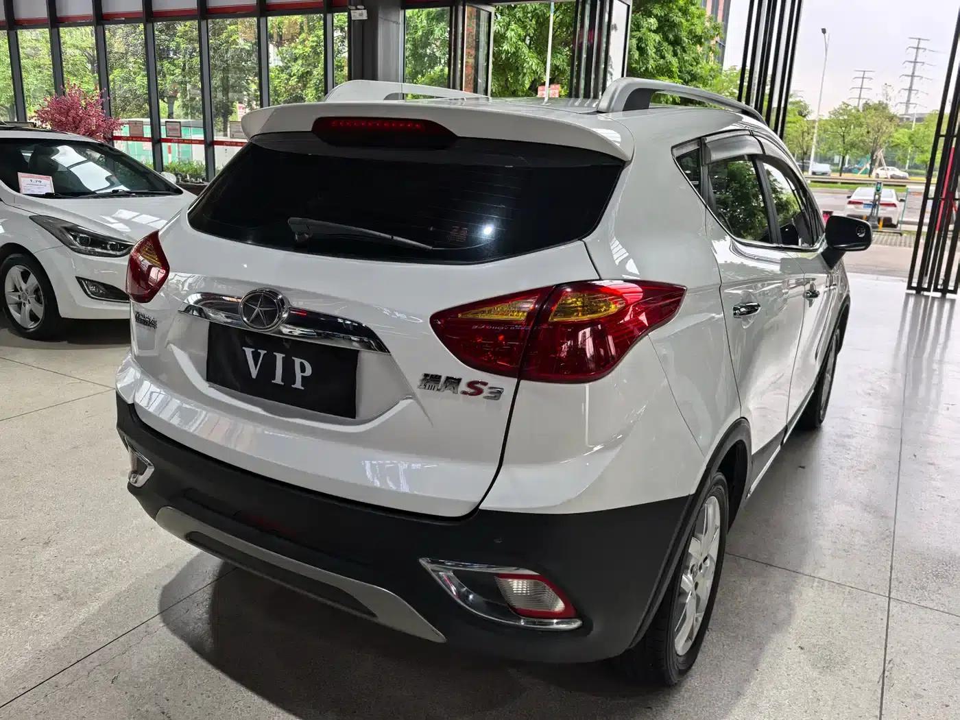 Refine S3 2015 1.5L Manual Deluxe Intelligent Premium Edition — миниатюра 4