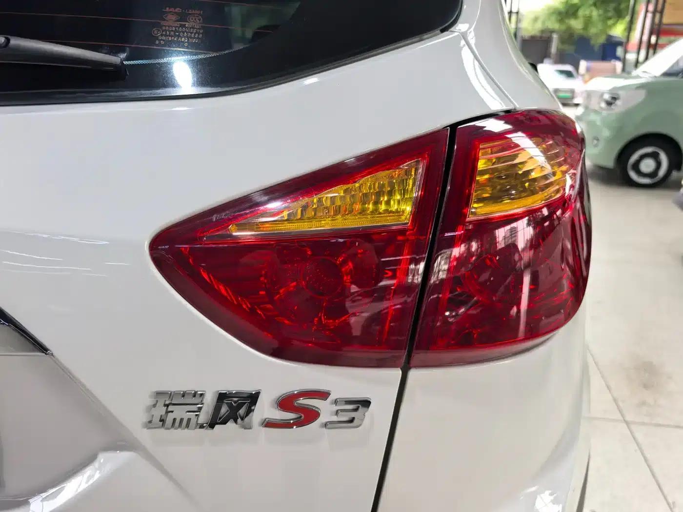 Refine S3 2015 1.5L Manual Deluxe Intelligent Premium Edition — миниатюра 6