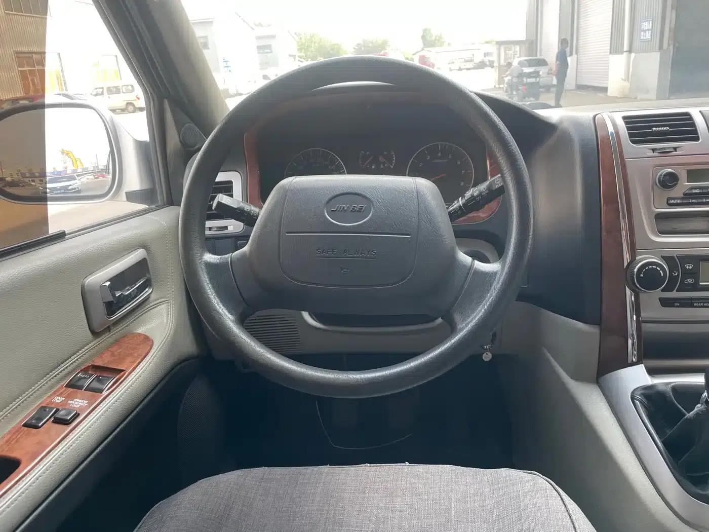 Grace 2016 2.2L Classic Edition Luxury Long Wheelbase 10-Seater — миниатюра 9