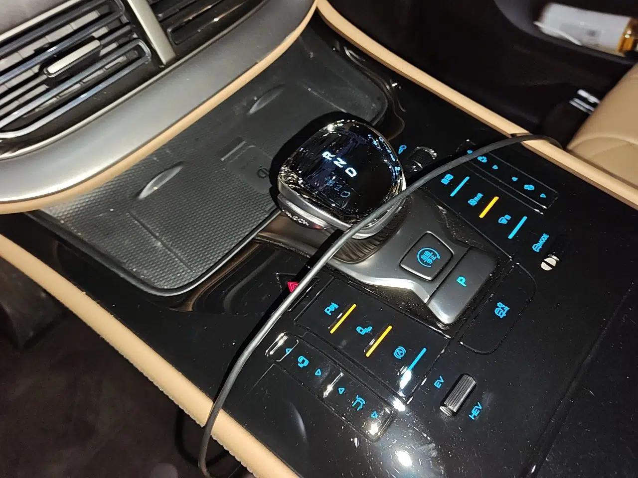 Denza D9 2024 DM-i 1050 Luxury Model — миниатюра 15