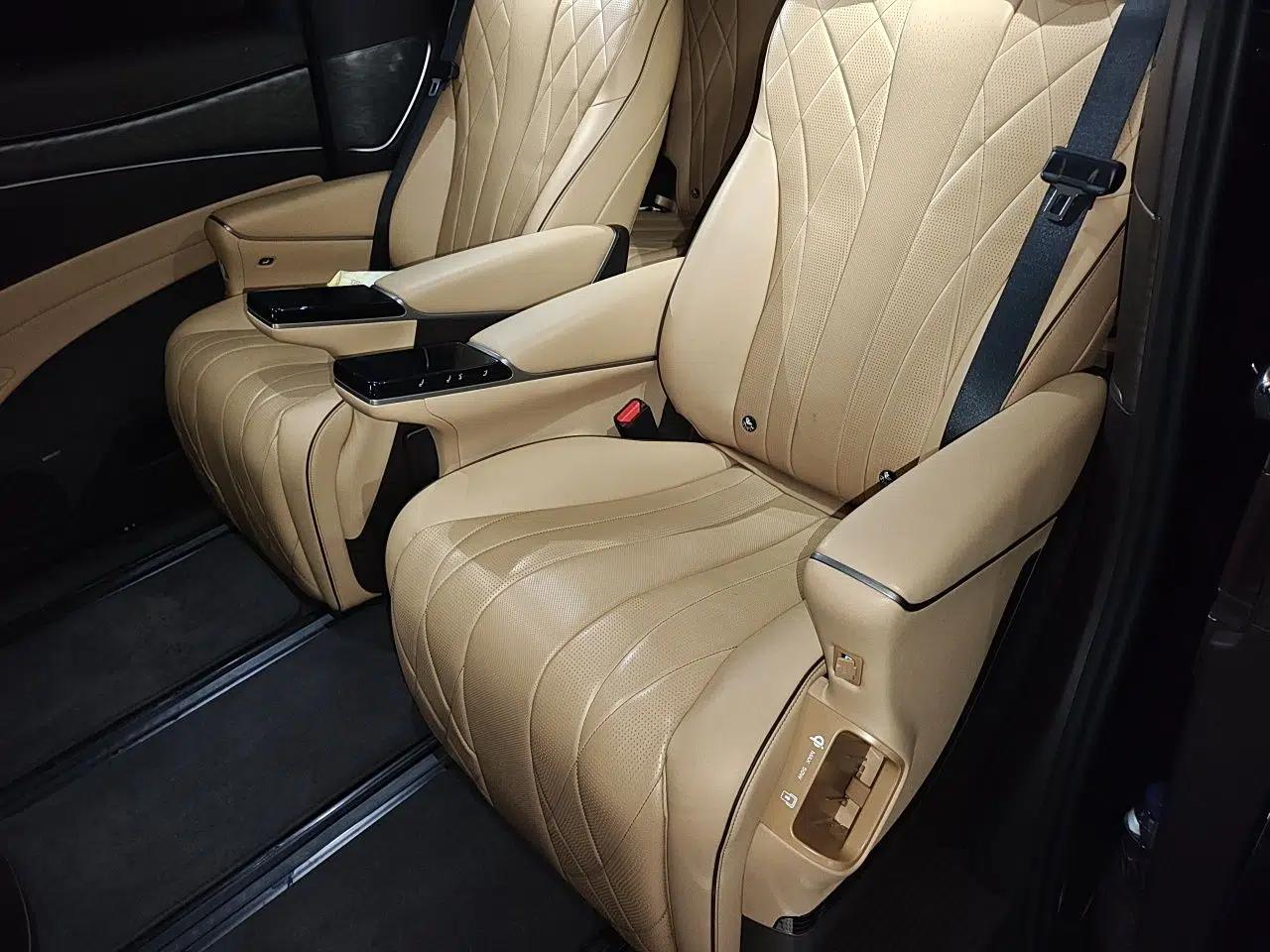 Denza D9 2024 DM-i 1050 Luxury Model — миниатюра 18