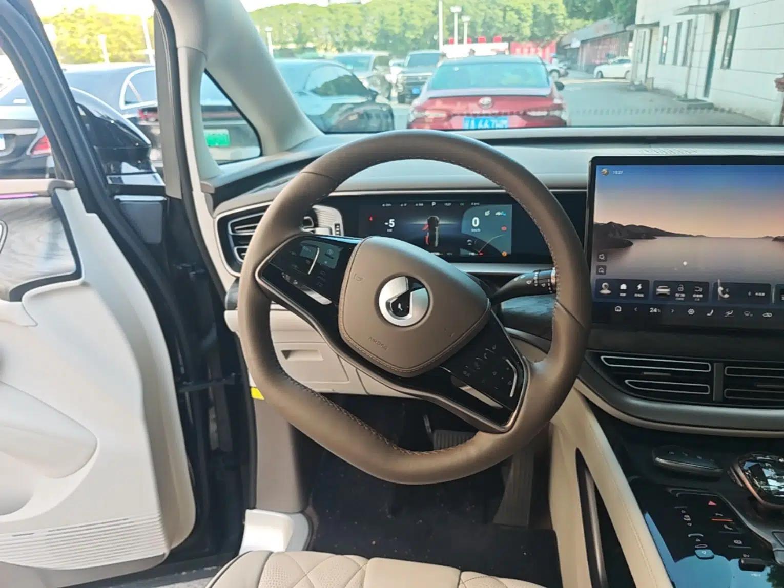 Denza D9 2022 DM-i 1040 Prestige Model — миниатюра 14