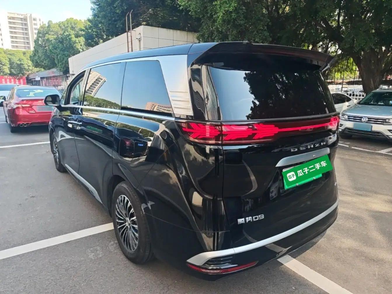 Denza D9 2022 DM-i 1040 Prestige Model — миниатюра 4
