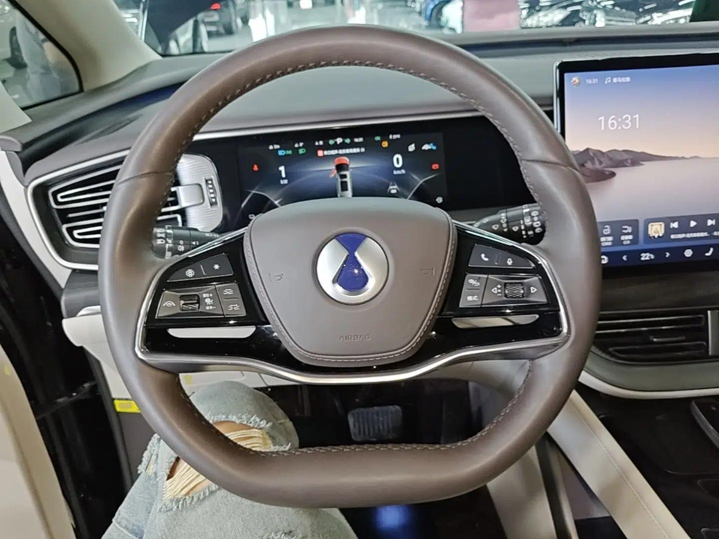 Denza D9 2024 DM-i 980 Four-Wheel Drive Prestige Model — миниатюра 14