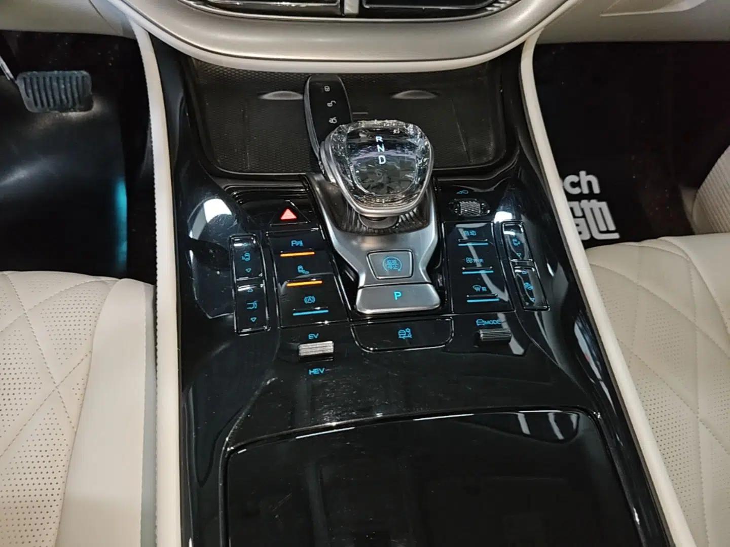 Denza D9 2024 DM-i 980 Four-Wheel Drive Prestige Model — миниатюра 17