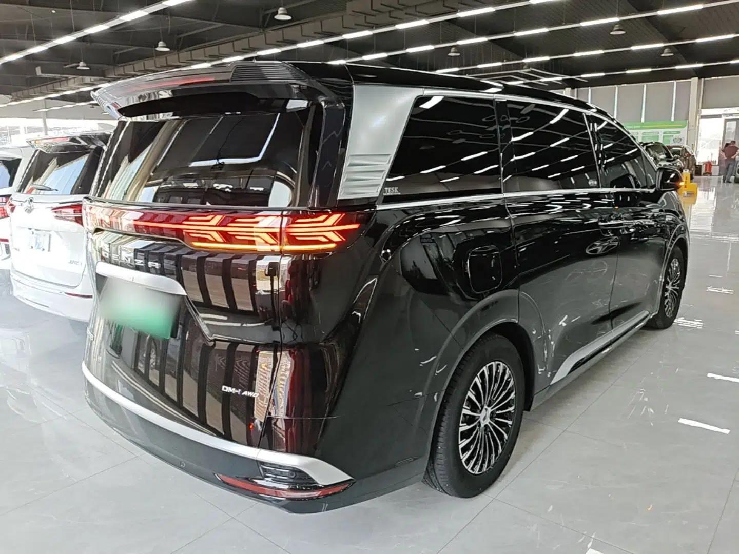 Denza D9 2024 DM-i 980 Four-Wheel Drive Prestige Model — миниатюра 6