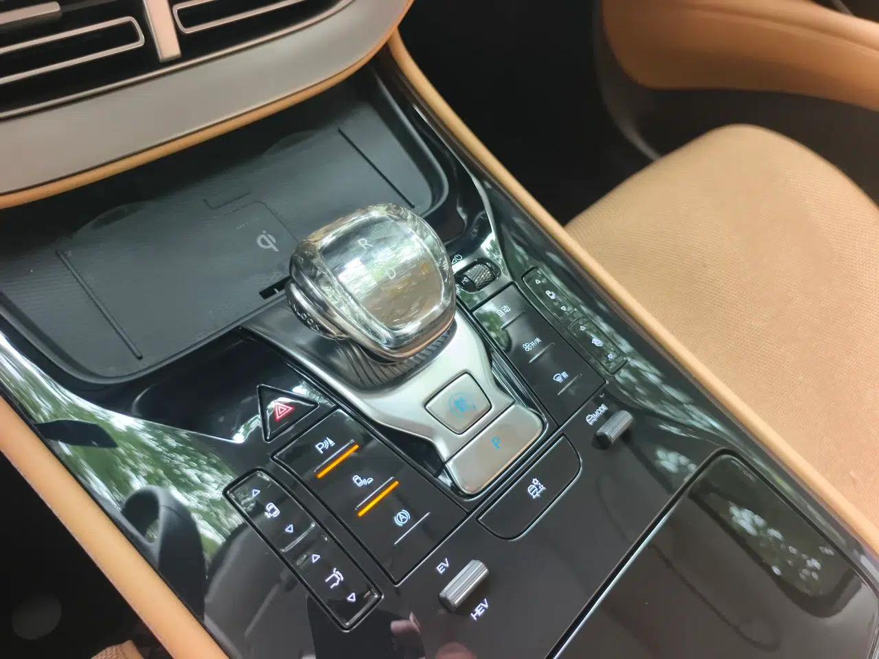 Denza D9 2024 DM-i 980 Four-Wheel Drive Prestige Model — миниатюра 15