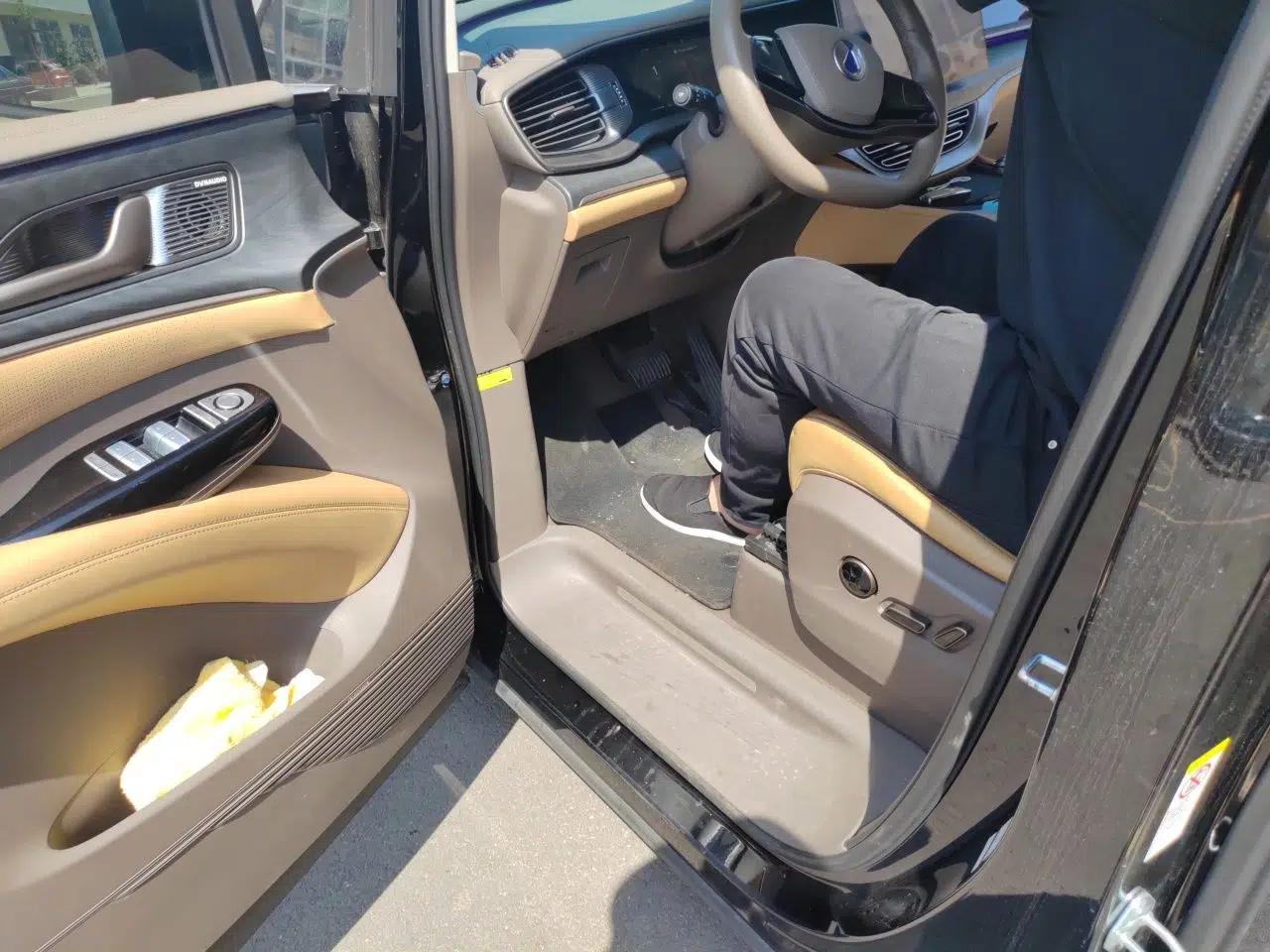 Denza D9 2024 DM-i 1050 Luxury Model — миниатюра 17