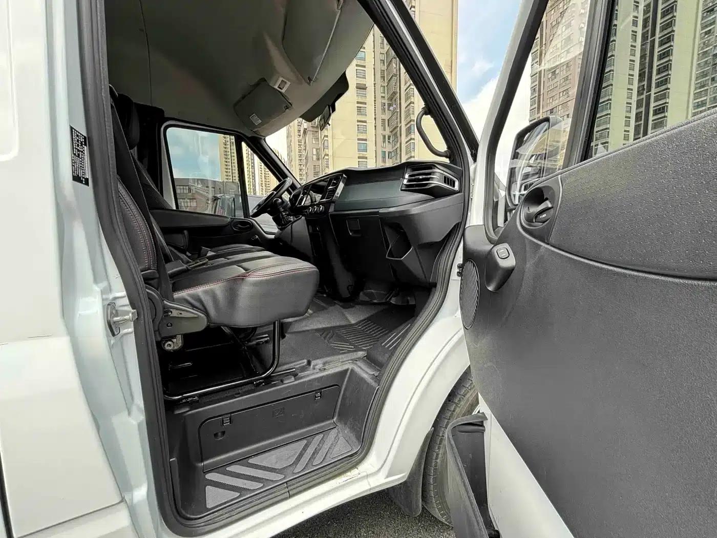 Jiangling Fushun 2023 2.0T Manual Short Wheelbase Mid-Roof Commercial Multi-Purpose Passenger Vehicle (6 Seats) — миниатюра 4