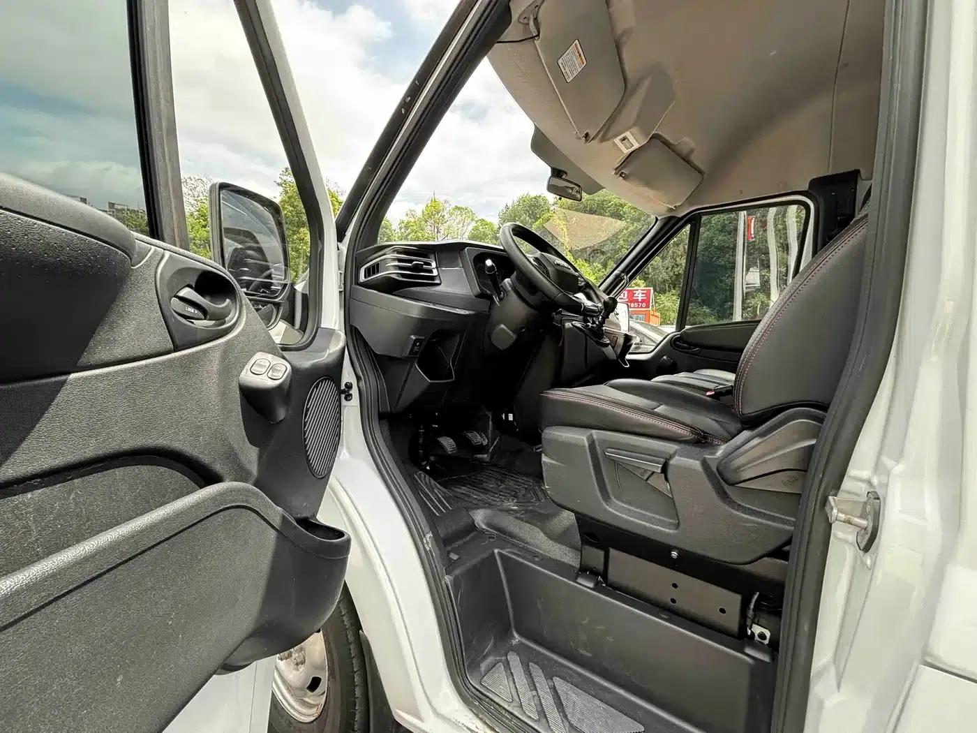 Jiangling Fushun 2023 2.0T Manual Short Wheelbase Mid-Roof Commercial Multi-Purpose Passenger Vehicle (6 Seats) — миниатюра 5