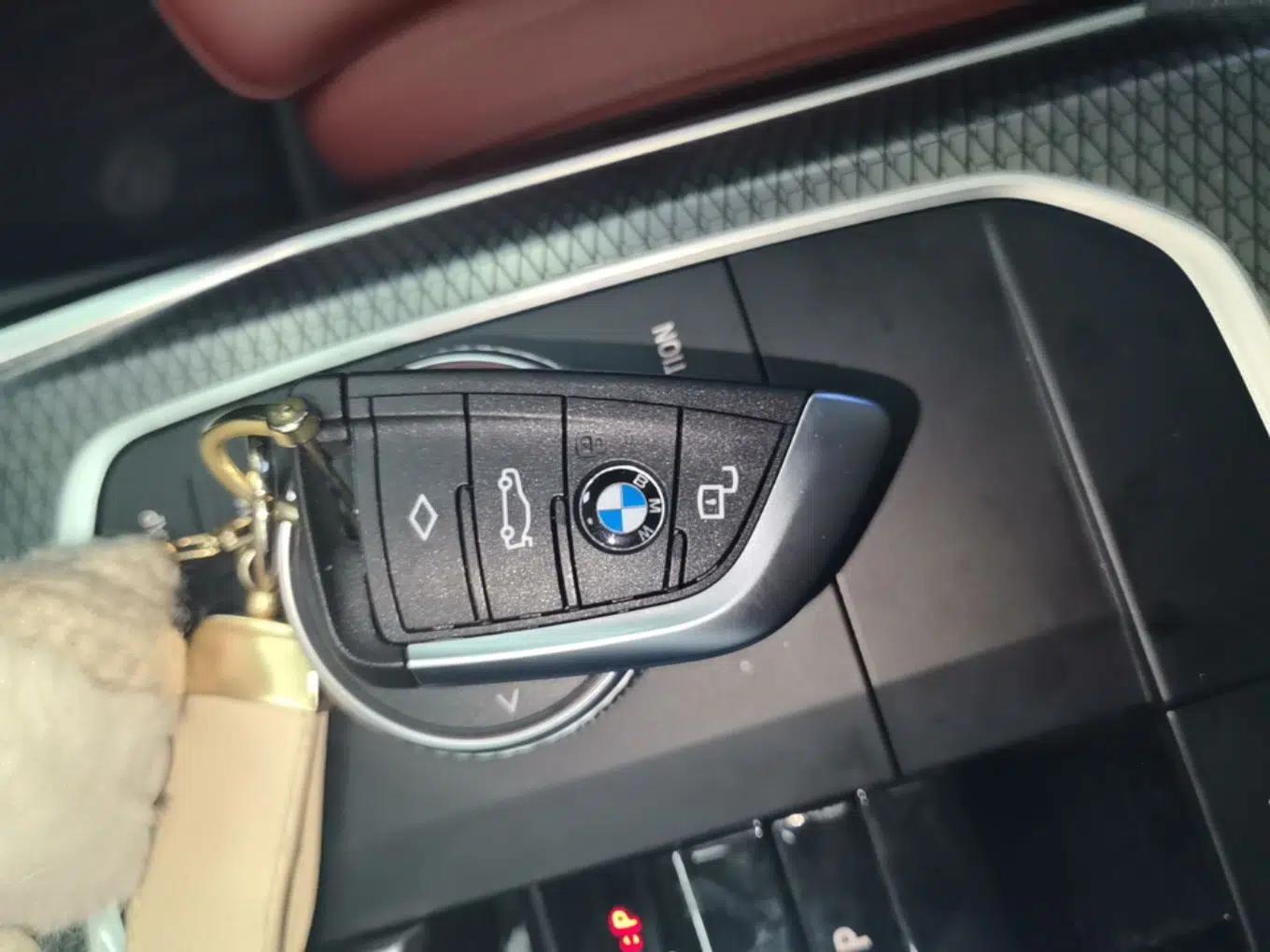 BMW i3 2023 eDrive 40 L Midnight Edition — миниатюра 12