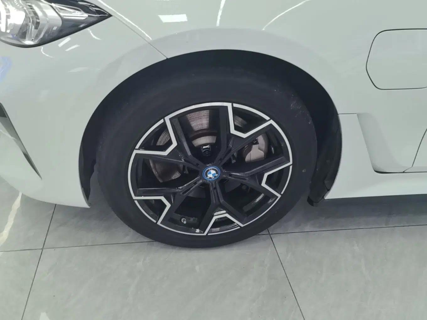 BMW i3 2023 eDrive 40 L Midnight Edition — миниатюра 8