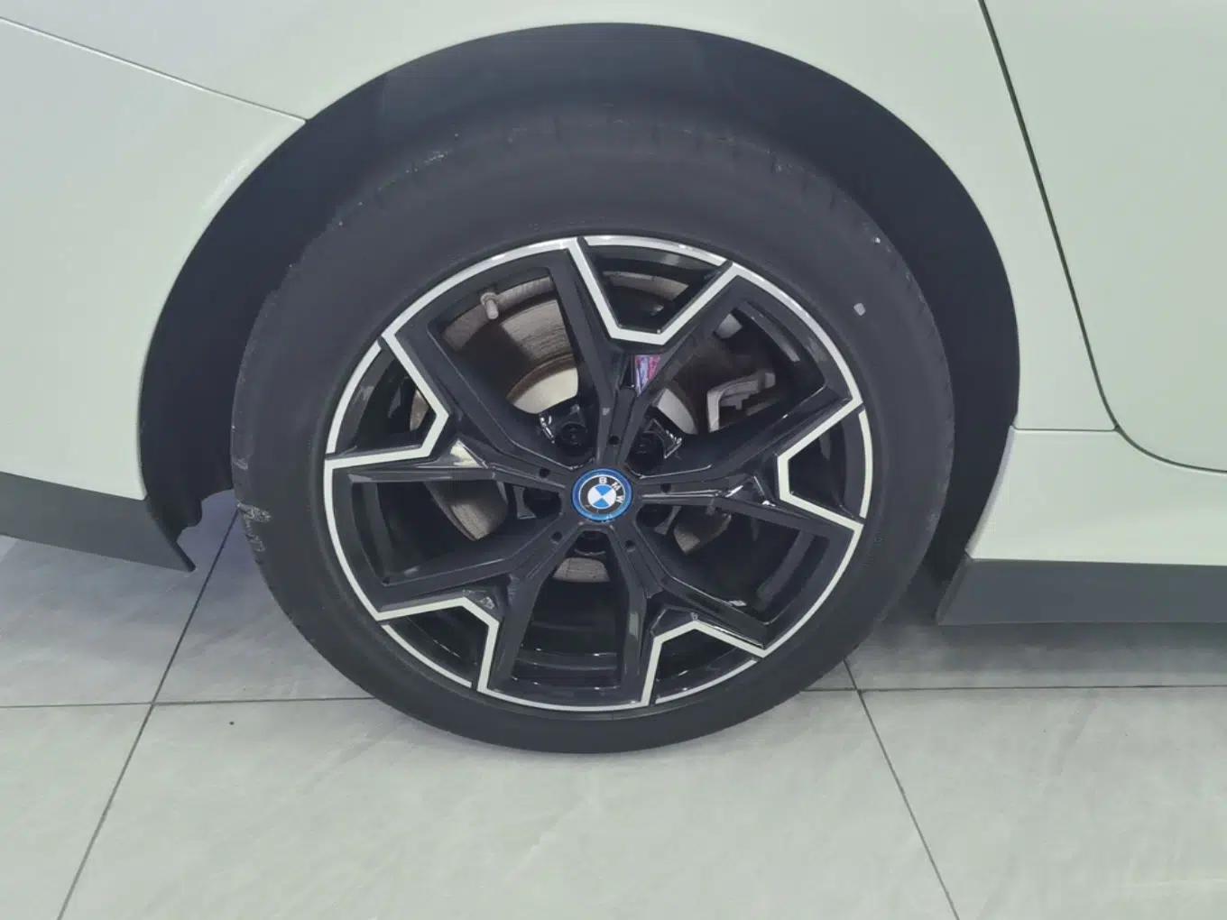BMW i3 2023 eDrive 40 L Midnight Edition — миниатюра 10