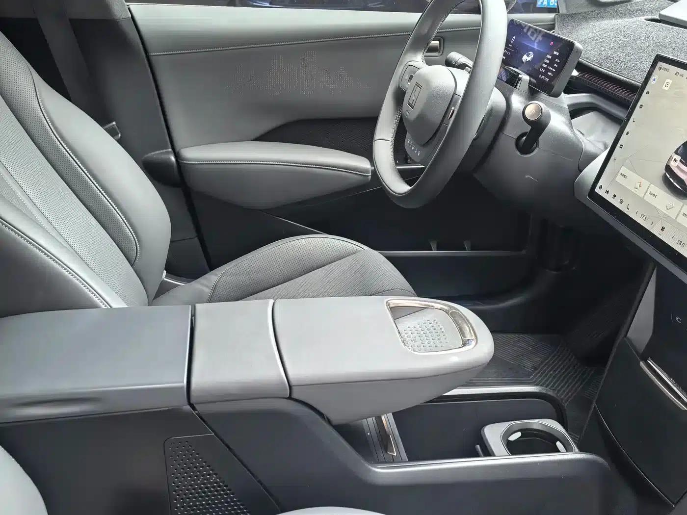 Jike X 2025 Five-Seat Four-Wheel Drive Sport Edition — миниатюра 25