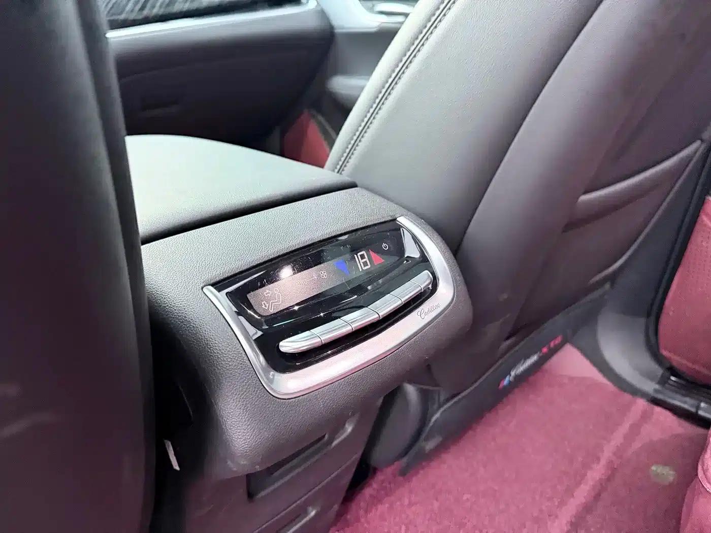 Cadillac XT6 2023 2.0T Six-Seat AWD Platinum Black Diamond Edition — миниатюра 12