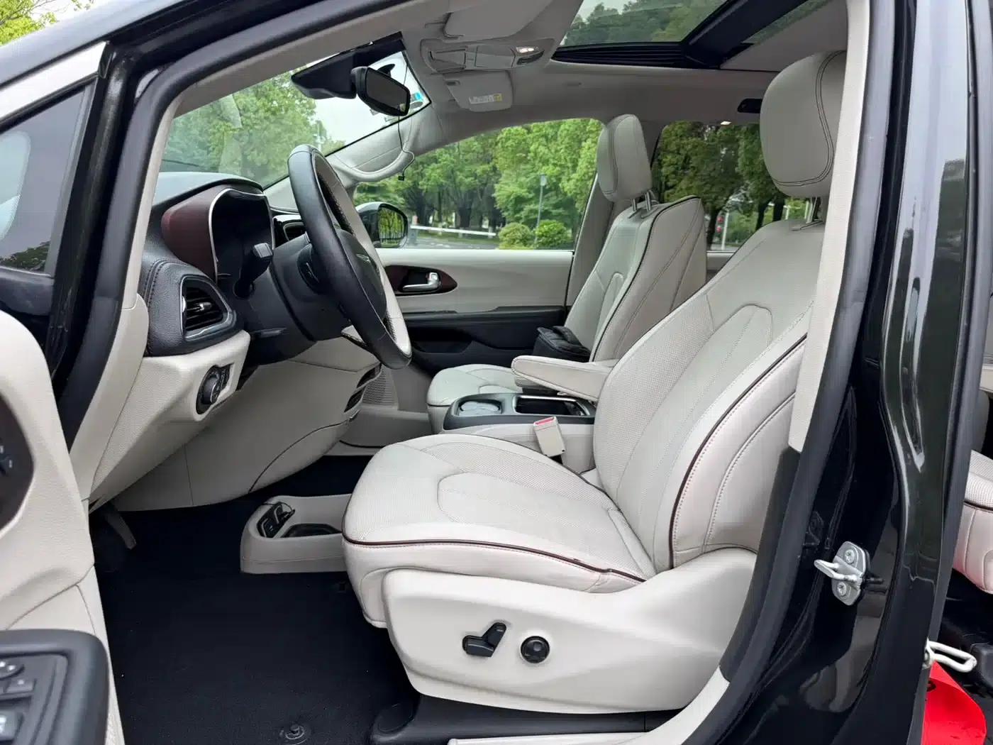 2017 Imported Grand Voyager 3.6L Premium Edition — миниатюра 11