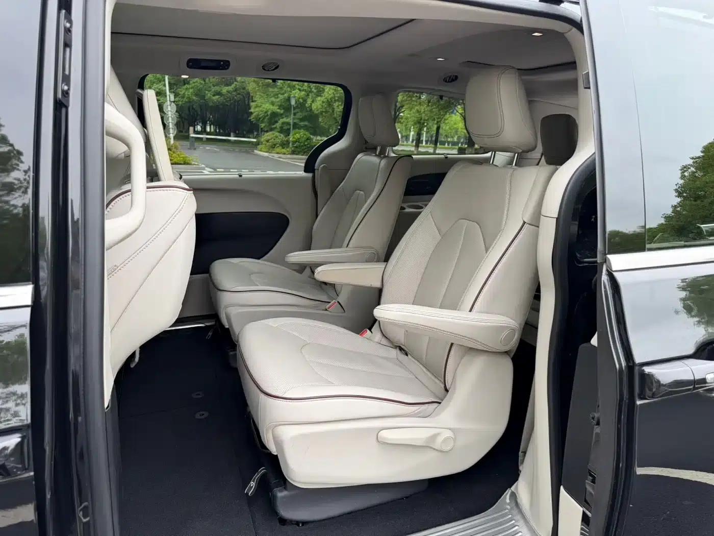 2017 Imported Grand Voyager 3.6L Premium Edition — миниатюра 12