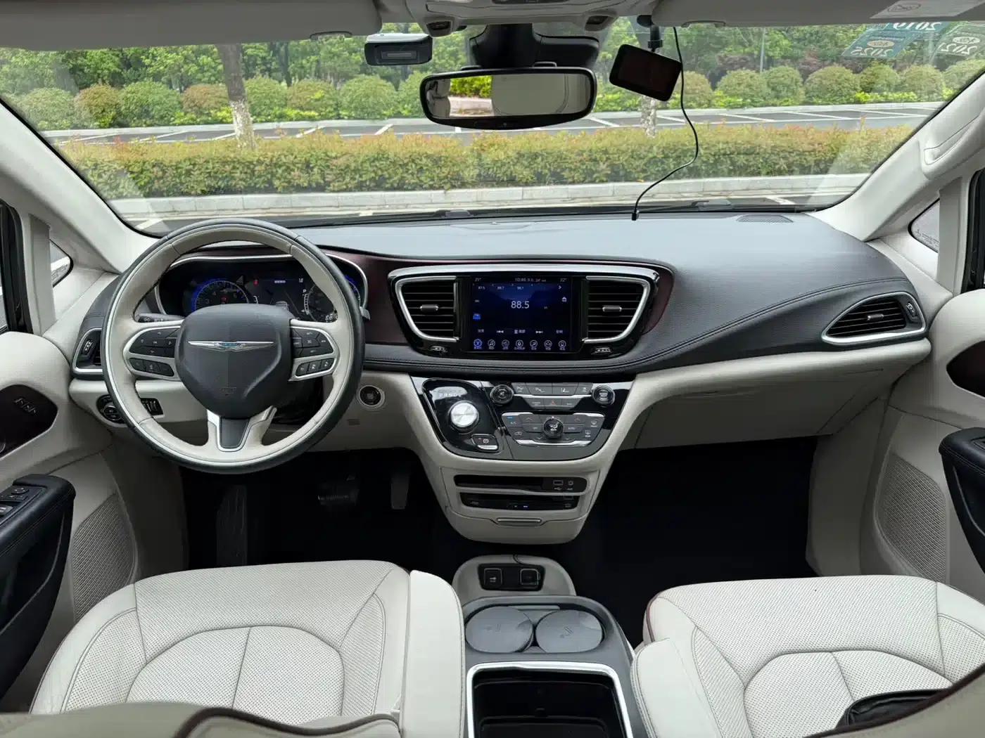 2017 Imported Grand Voyager 3.6L Premium Edition — миниатюра 13